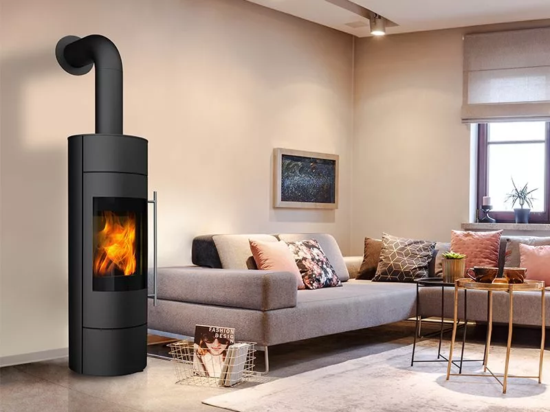 Kaminofen kaufen 2026: Vorteile, Kosten und das passende Modell für Ihr Zuhause 37 Moderner Kaminofen im Wohnzimmer sorgt für behagliche Wärme